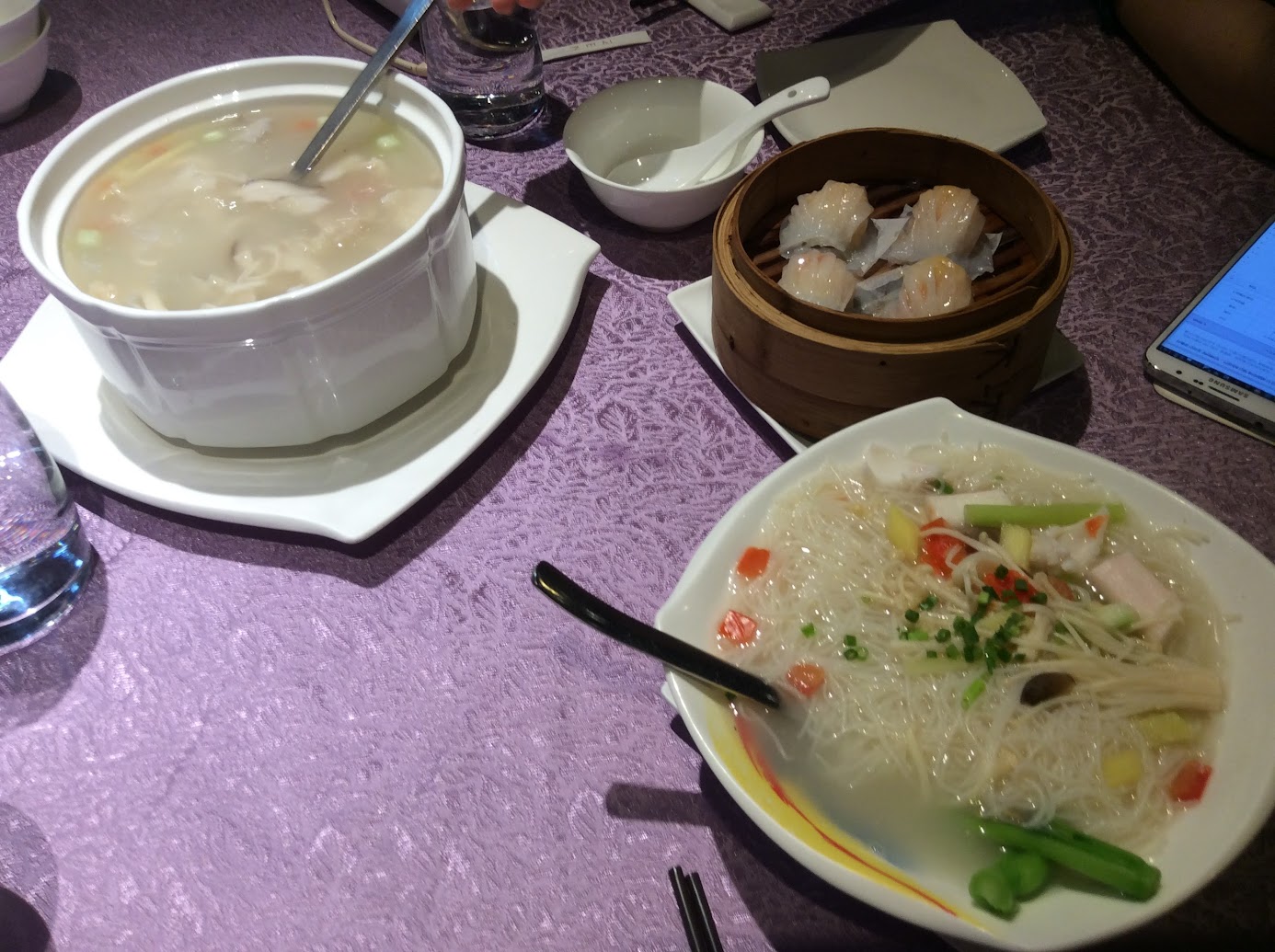 감자와 고추가 어우러진 볶음 요리와 딤섬과 해산물 국수