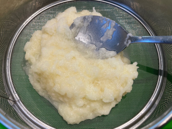 감자전 레시피 - 간 감자를 체 위에서 꾹꾹 눌러 감자즙 빼기