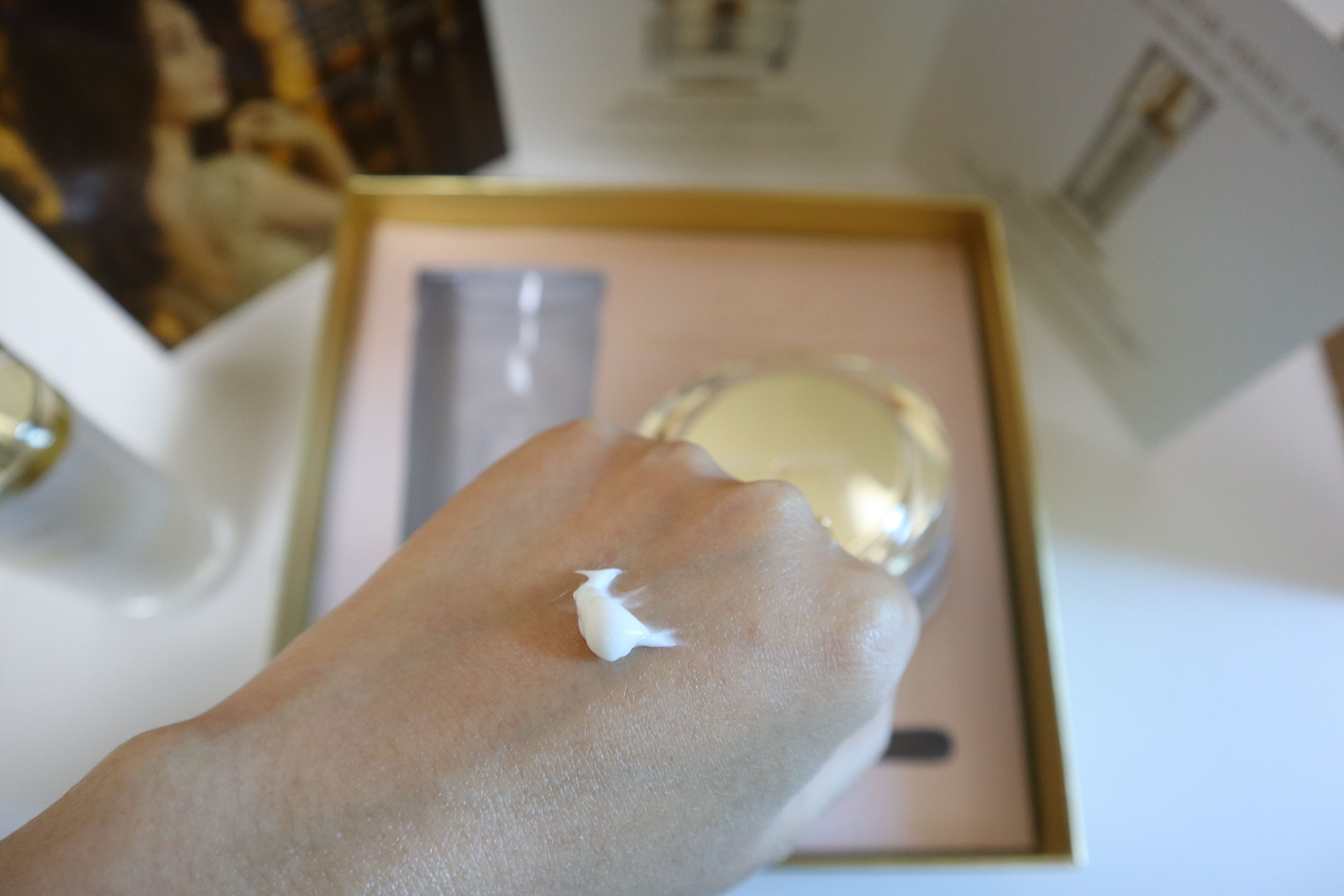 본에스티스-다이아몬드-리페어-크림-손등에-올려봄