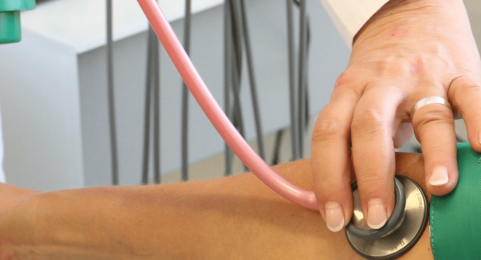 혈압을 측정하고 있는 의사와 환자의 모습