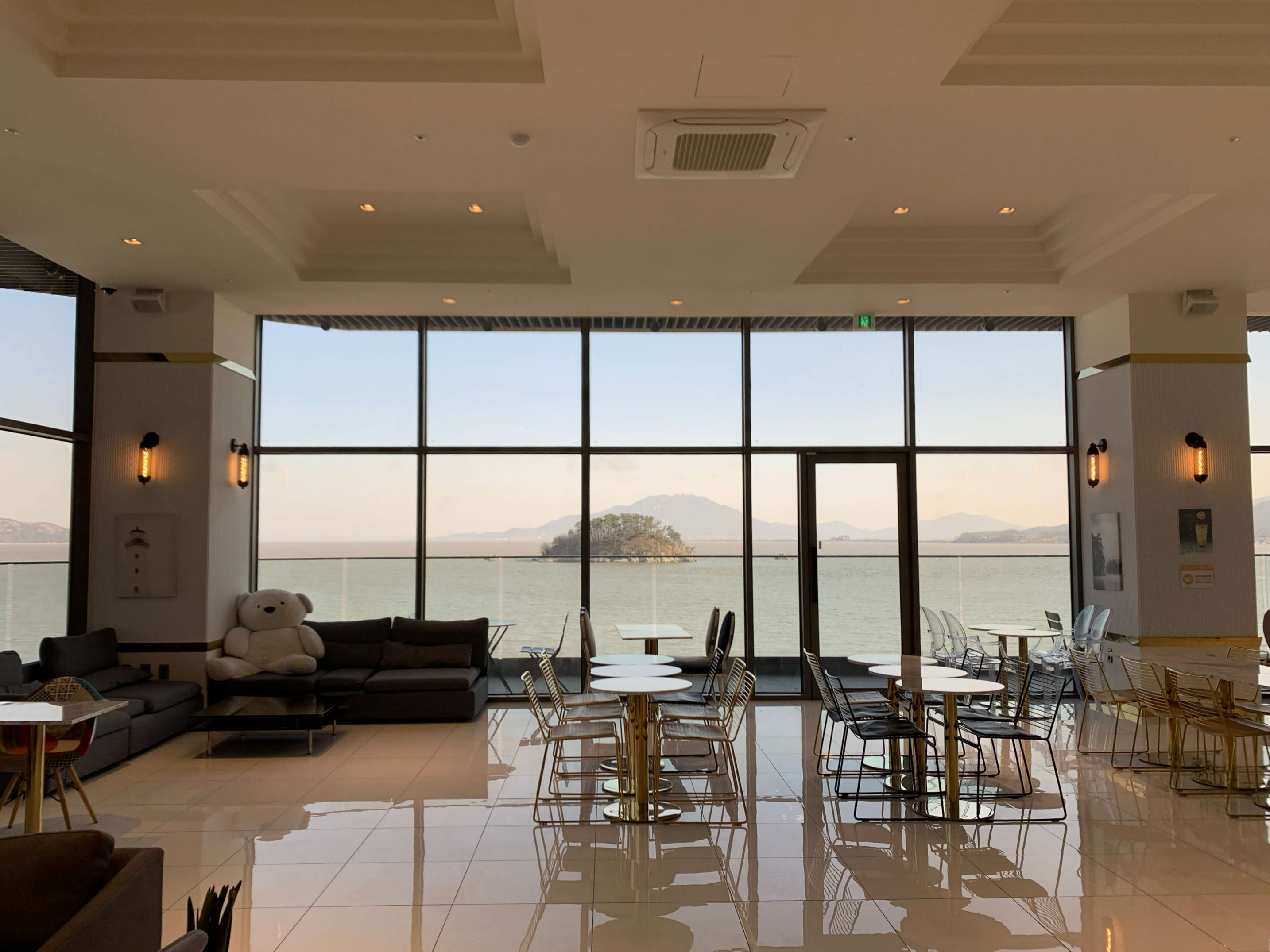 카페 입구를 통해 들어오면 보이는 바다 전경