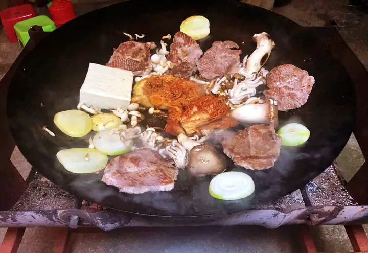 이 맛에 살지 솥뚜껑 닭볶음탕 참나무 장작 솥뚜껑 묵은지 삼겹살 원주 맛집 추천