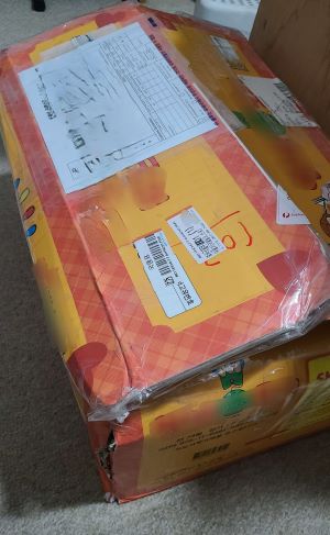 택배 박스의 모서리를 테이프로 고정을 시키지 않고 운송해서 모서리가 찢어짐