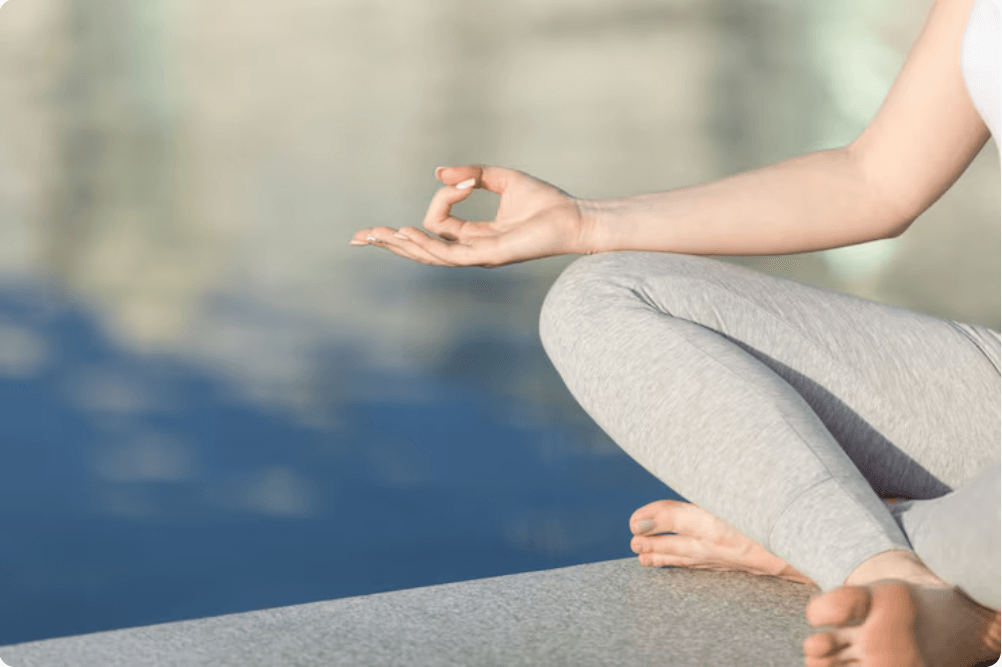 야외에서 명상을 하고 있는 여성