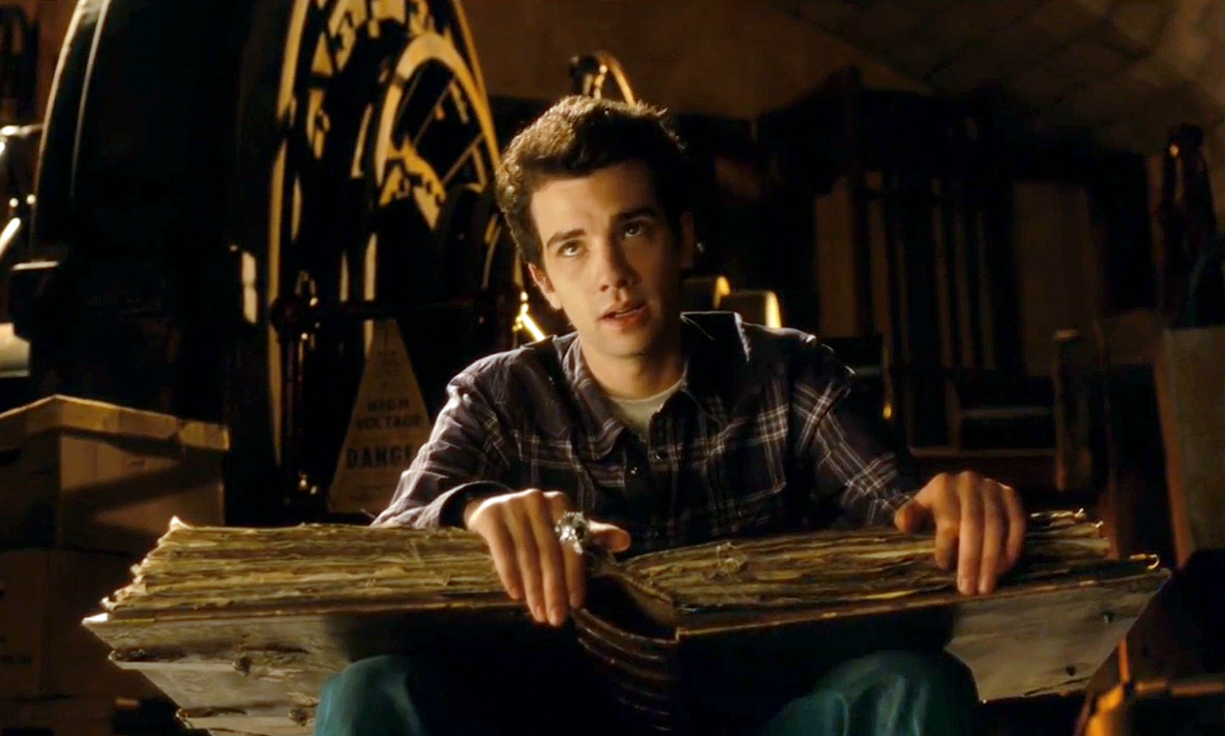 마법사의 제자 주인공 데이브가 마법서를 펼쳐 읽는 장면