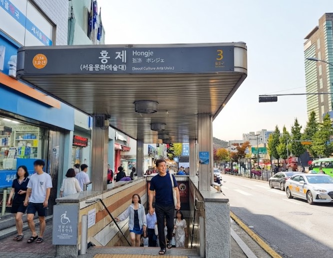 홍제역 인근 혼밥을 위해 지하철역에서 올라오는 남성