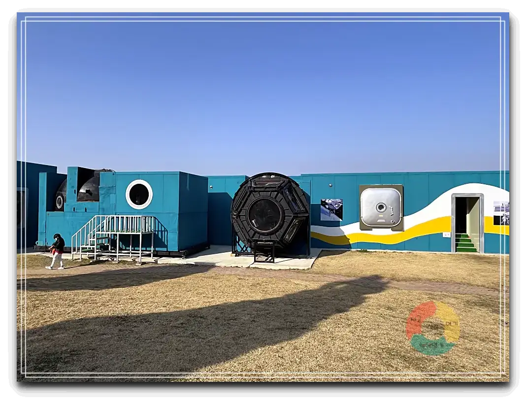 옥토끼우주센터_야외전시장-우주선-컨테이너박스