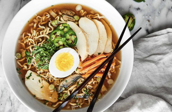 글루텐프리 빵과 케이크 등의 음식의 특징들