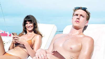 왼) 야야 역의 찰비 딘이 세균성 패혈증”질병으로 향년 32세로 사망. 오) 칼 역의 해리스 디킨슨