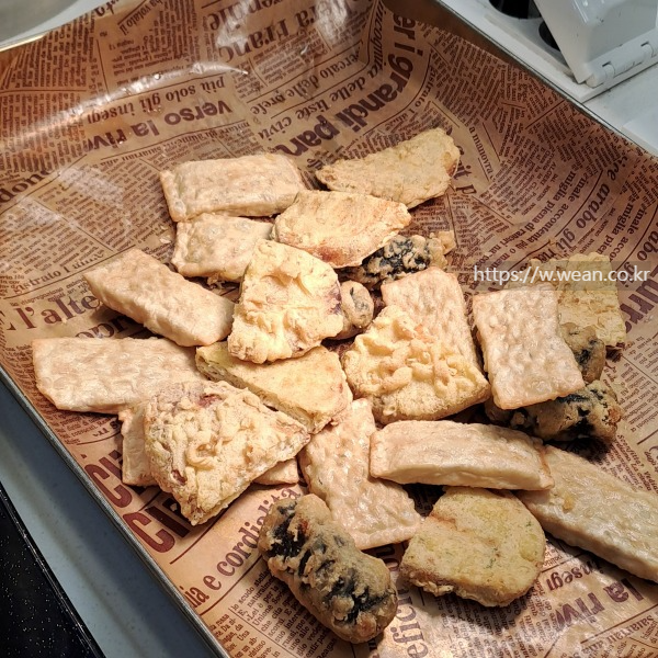 만두튀김이 진열되어 있어요.