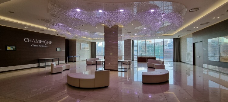 수원-앰배서더-결혼식장-로비