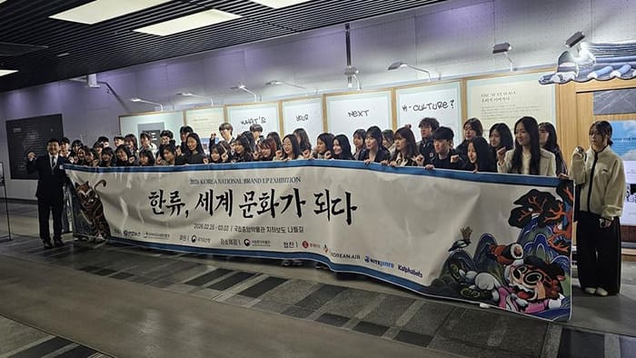 <img src=”vank-cyber-diplomat-global-communication.jpg ” alt=”반크 사이버 외교관이 세계인과 소통하며 한국의 역사와 문화를 알리는 모습”>