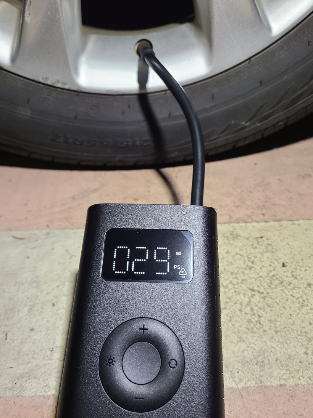 샤오미 타이어 공기압 충전기 실제 충전 모습