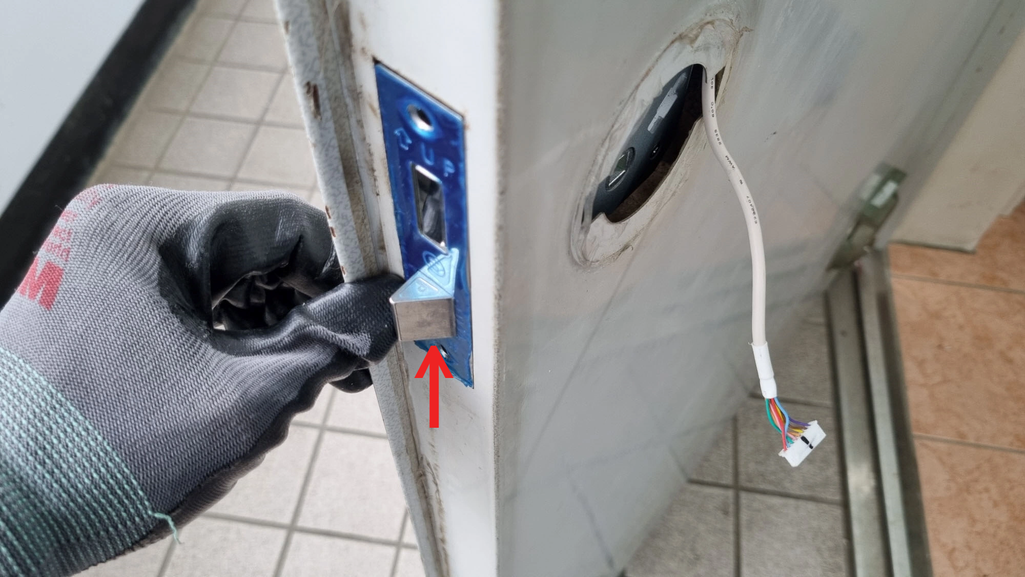 걸쇠 부품 끼우는 모습