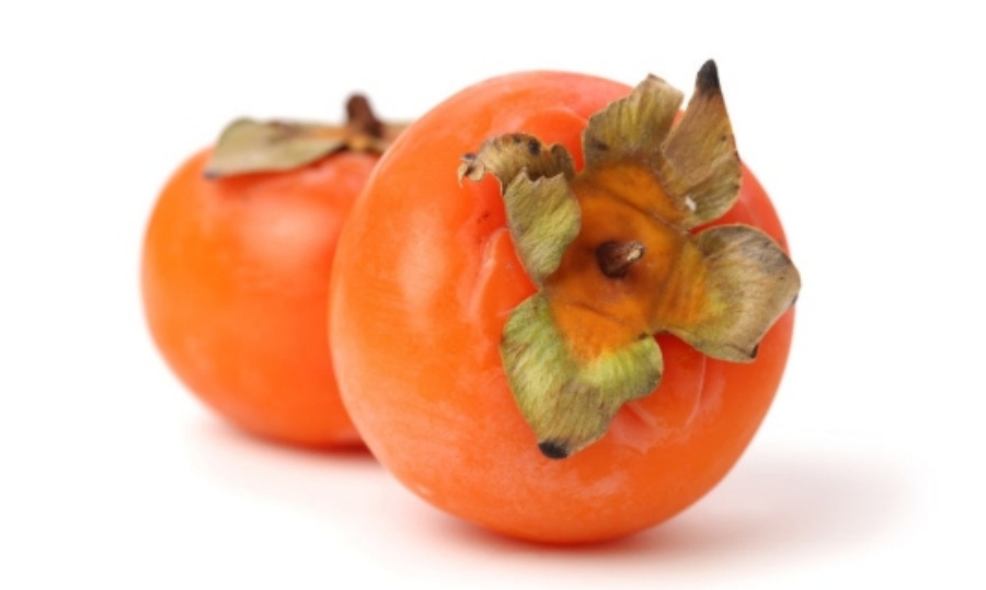 야생에서 채취를 한 감을 이용하여 만든 연시, 즉 홍시를 흰색 바닥 위에 2개 놓아두고 확대를 하여 찍은 사진