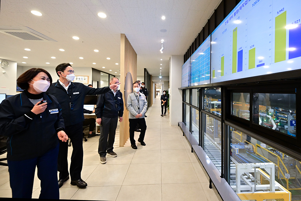 2022년 11월 8일 이재용 삼성전자 회장이 삼성전자로부터 스마트공장 구축 지원을 받은 부산 소재 도금 기업 ‘동아플레이팅’을 방문해 제조 현장을 둘러보고 있다.