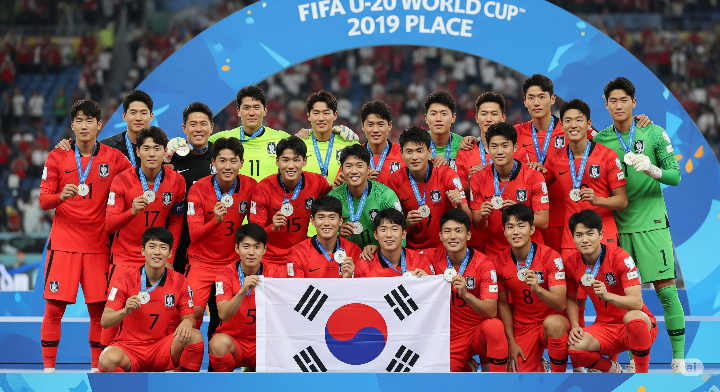 2019년 U-20 월드컵에서 준우승 후 시상대에 선 한국 선수들이 환하게 웃고 있는 모습