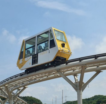 소이산모노레일-레일위로-지나가는-모습