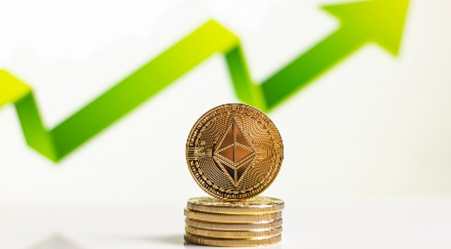 상승하는 가상화폐 차트와 코인