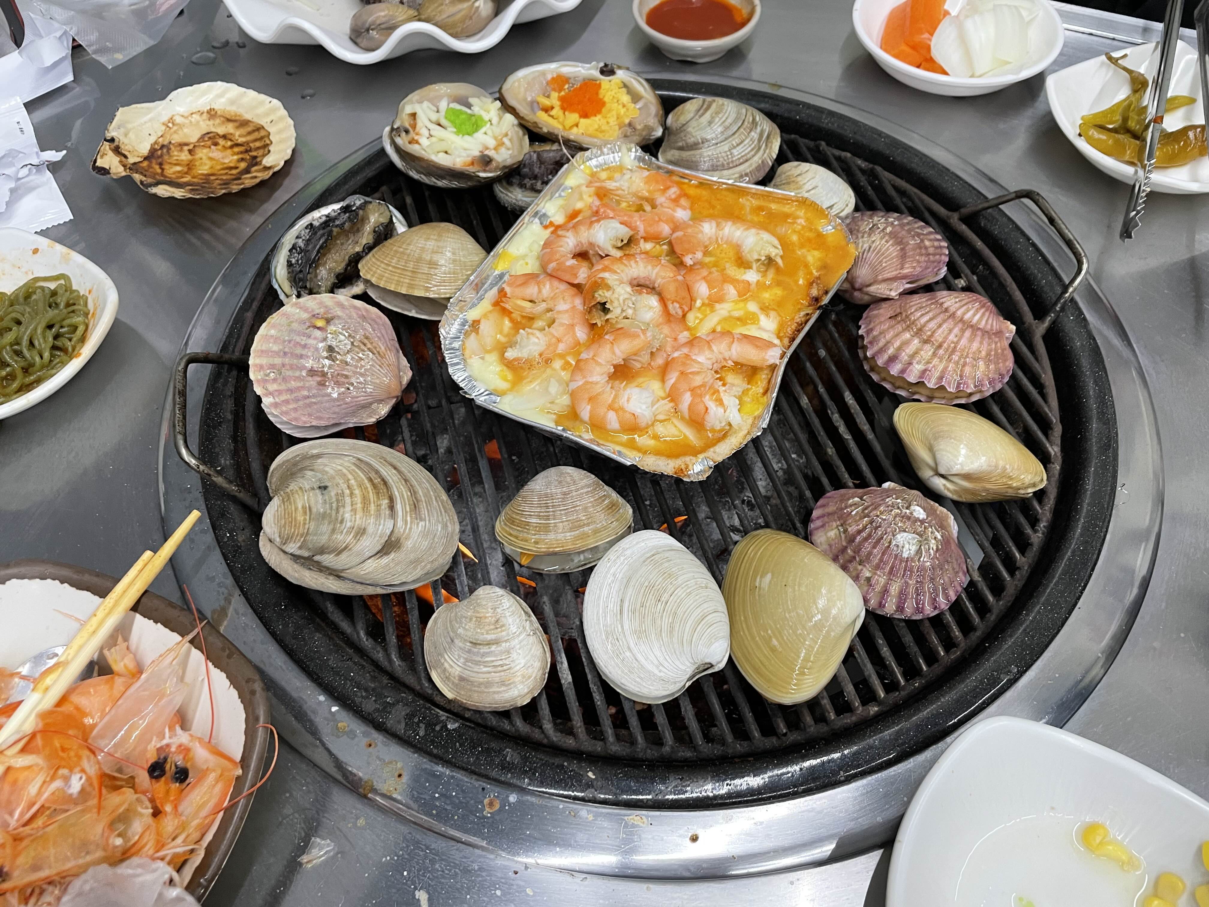 구운 새우를 치즈에 올려서 먹습니다.