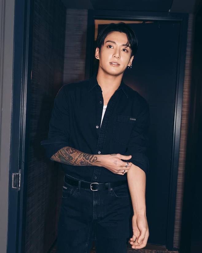 윈터·정국 열애설, 소속사 침묵 커플타투 증거사진