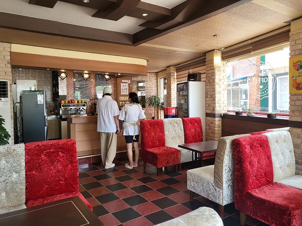 거문도 카페 마띠유 내부 전경