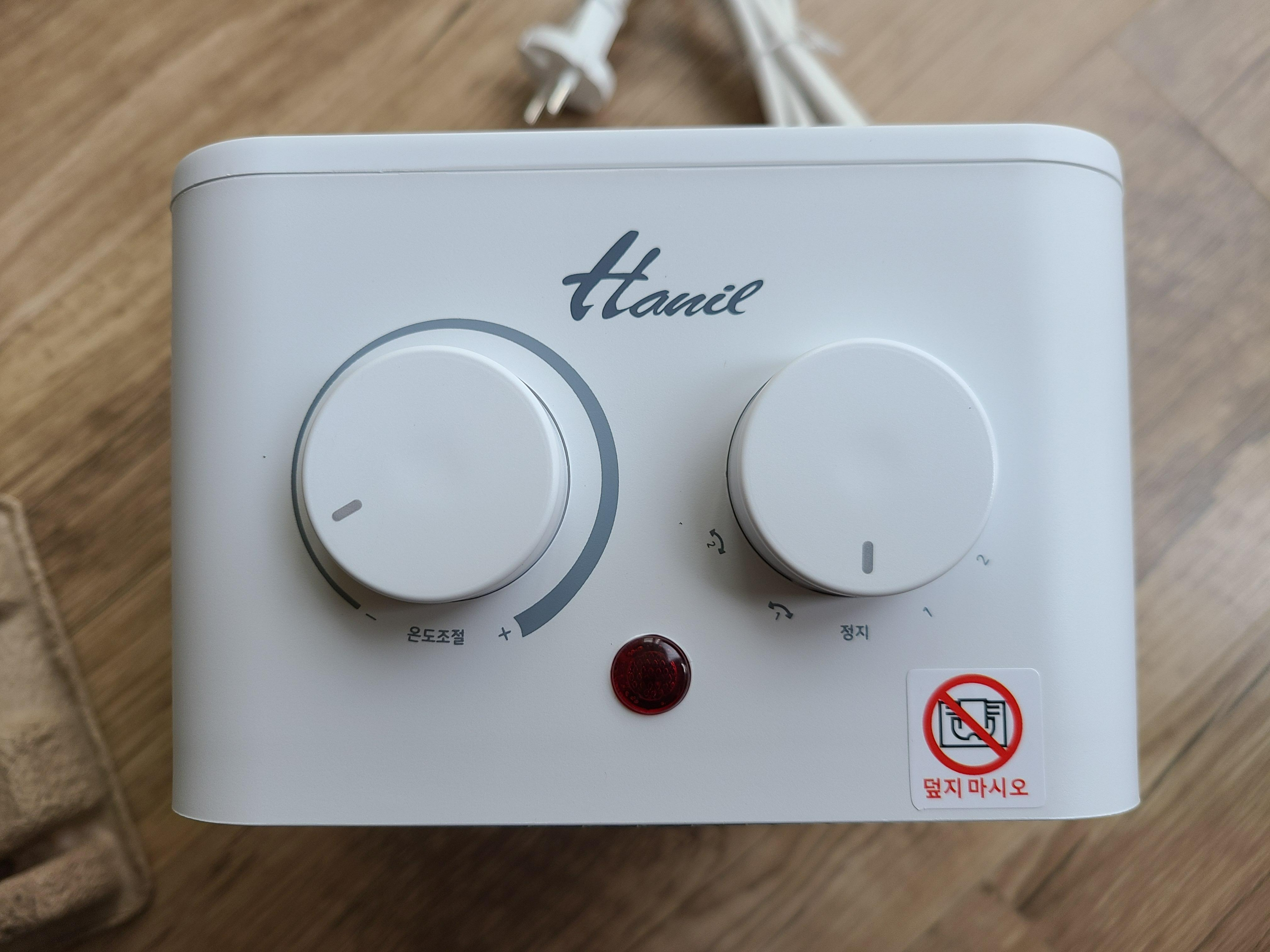 한일 미니온풍기 윗면 온도조절 다이얼과 동작 다이얼