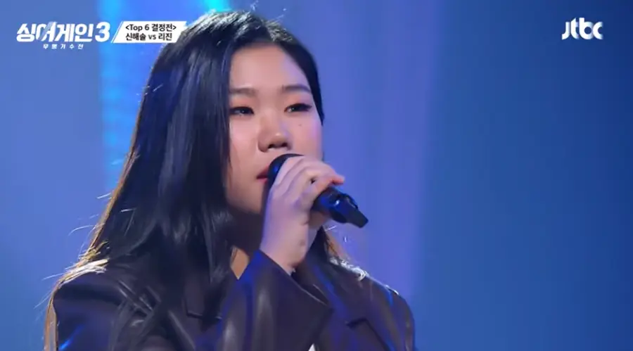 싱어게인3-
긴머리를 한쪽으로 넘기고 가죽자켓에 검은마이크를 오른손으로 들고 앞을 보며 노래하는 46호