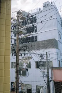 전봇대에 연결된 수많은 전선들