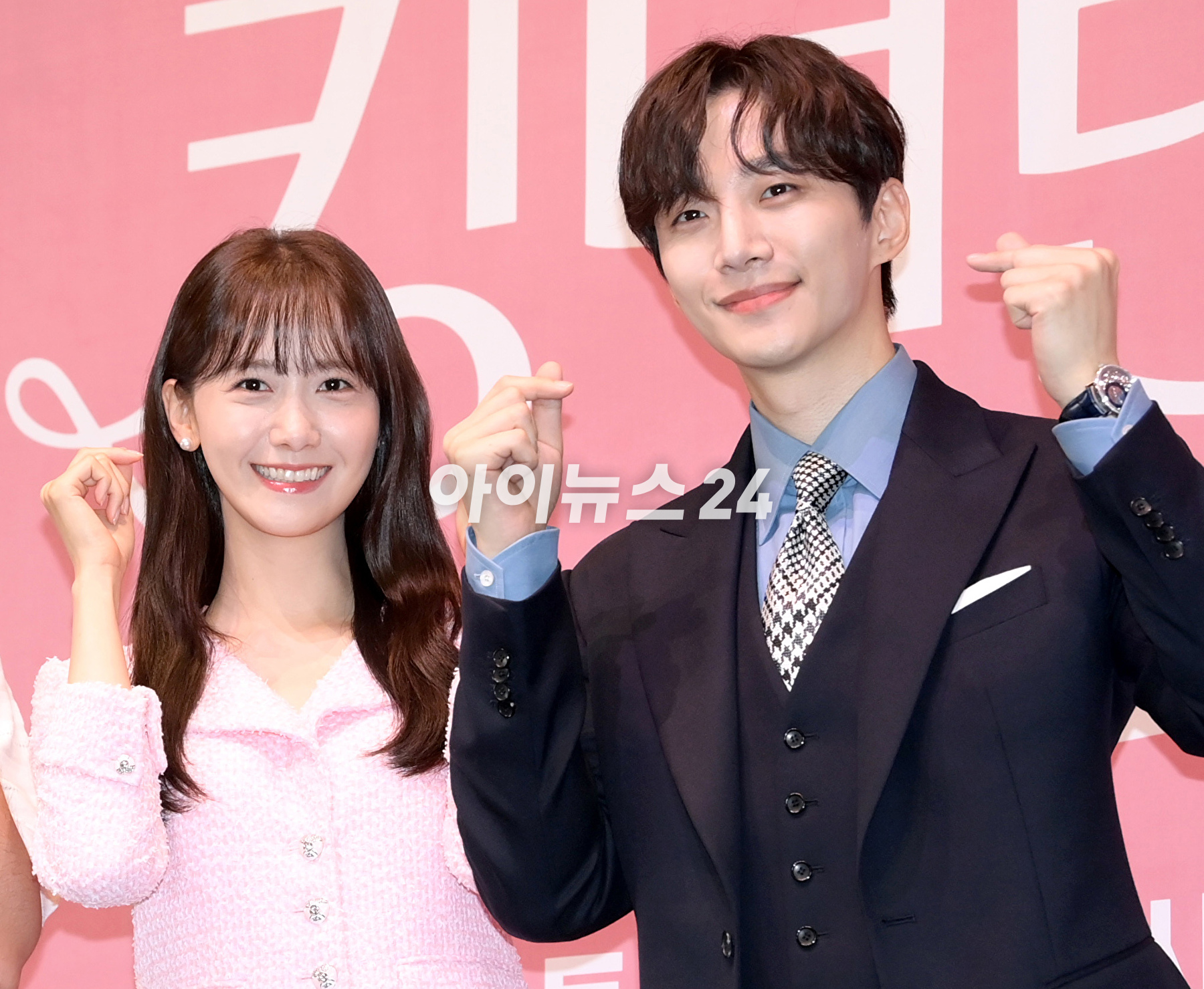 배우 임윤아와 이준호가 15일 오후 서울 구로구 신도림동 라마다서울신도림호텔에서 열린 JTBC 새 토일드라마 '킹더랜드' 제작발표회에 참석하고 있다. [사진=정소희 기자]