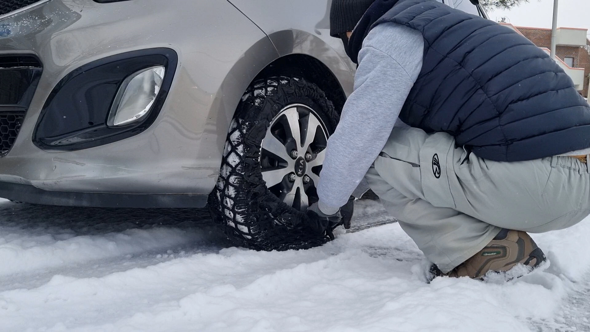그물망 체인 장착하는 모습