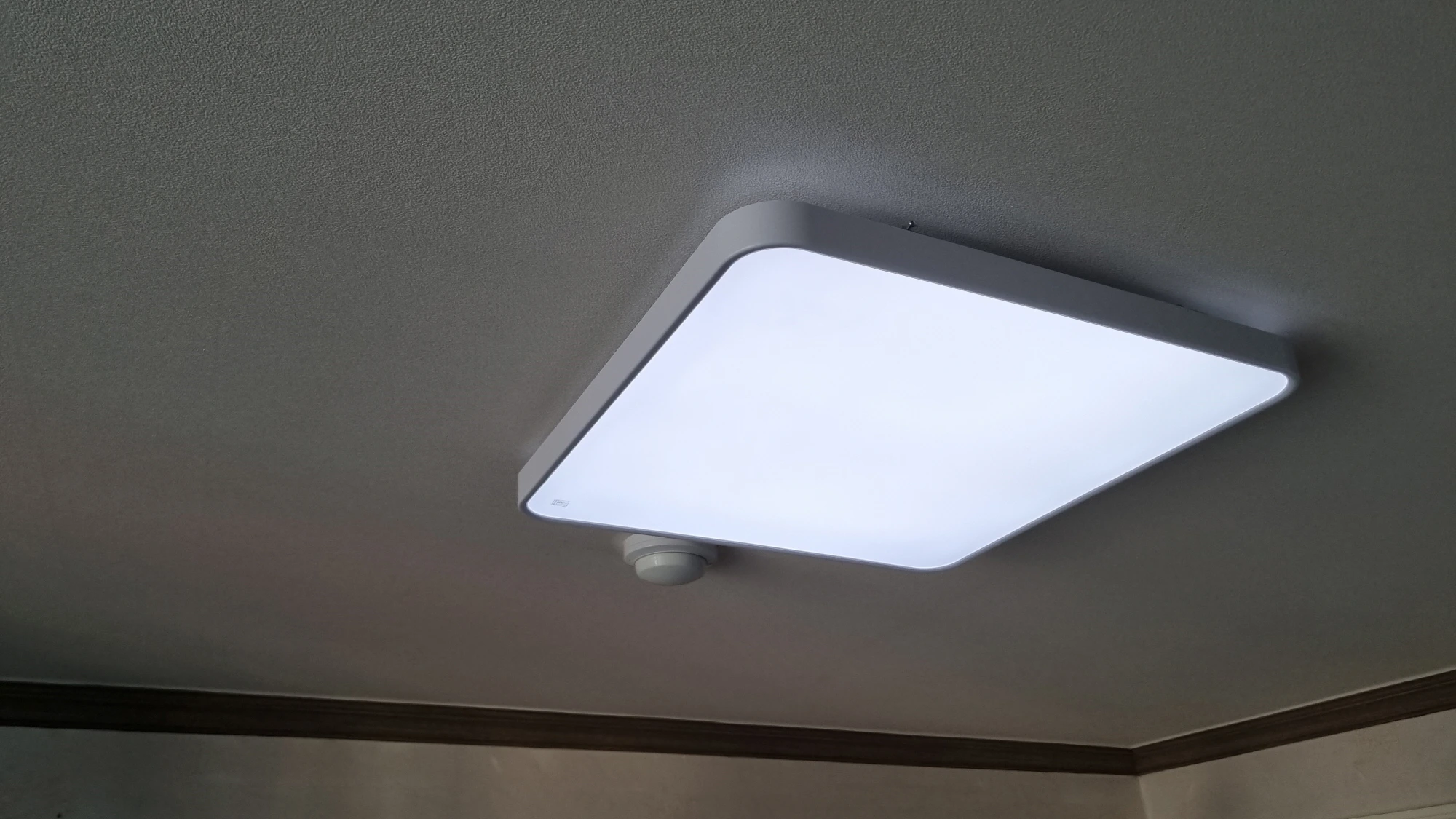 LED 전등 리모컨 밝기 조절 모습