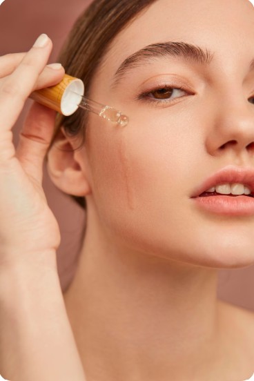 얼굴에 크림을 뿌리는 여성