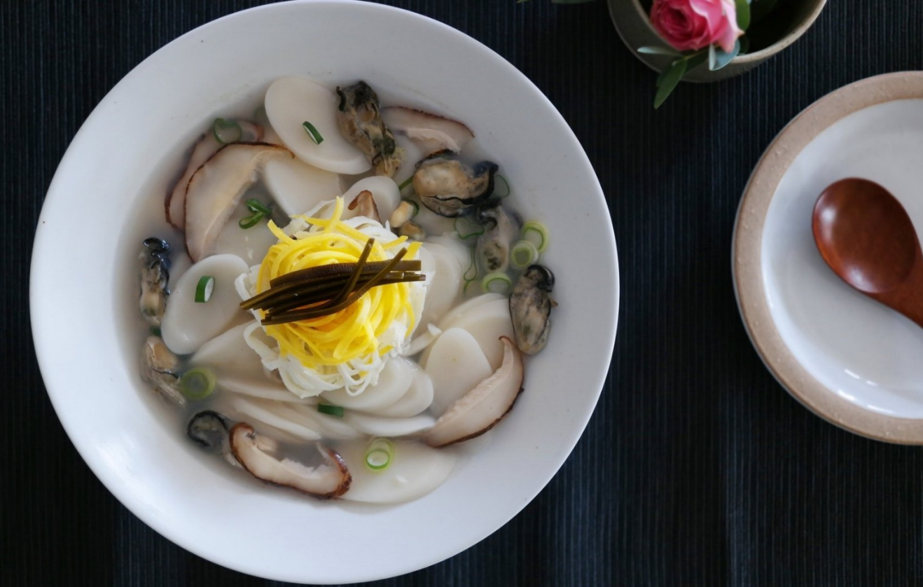 굴은 넣고 끓인 굴떡국