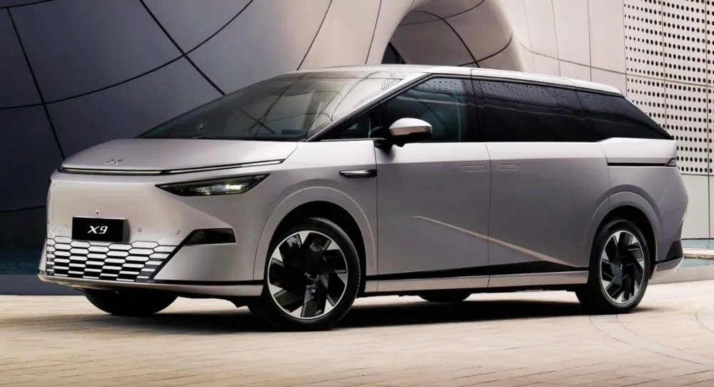 '샤오펑 X9'의 미래지향적인 '스타쉽' 디자인과 'AI XGPT' 음성 비서 기술이 탑재된 스마트 'MPV'의 유선형 외관