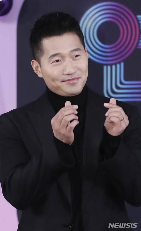 반려견 훈련사 강형욱이 지난 2019년 서울 여의도 KBS에서 열린 '2019 방송연예대상' 레드카펫 행사에서 포즈를 취하고 있다. [사진=뉴시스 ]