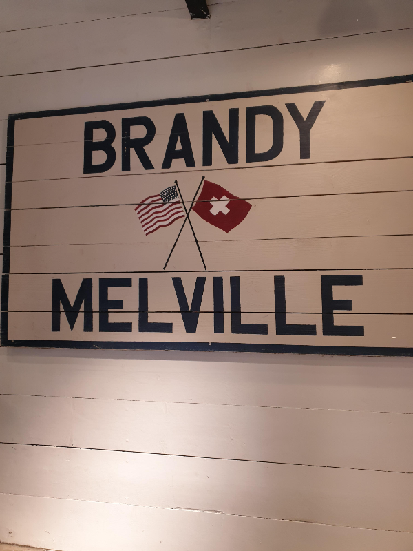 브랜디 멜빌 내부 간판. 미국 및 스위스 국기가 있다.