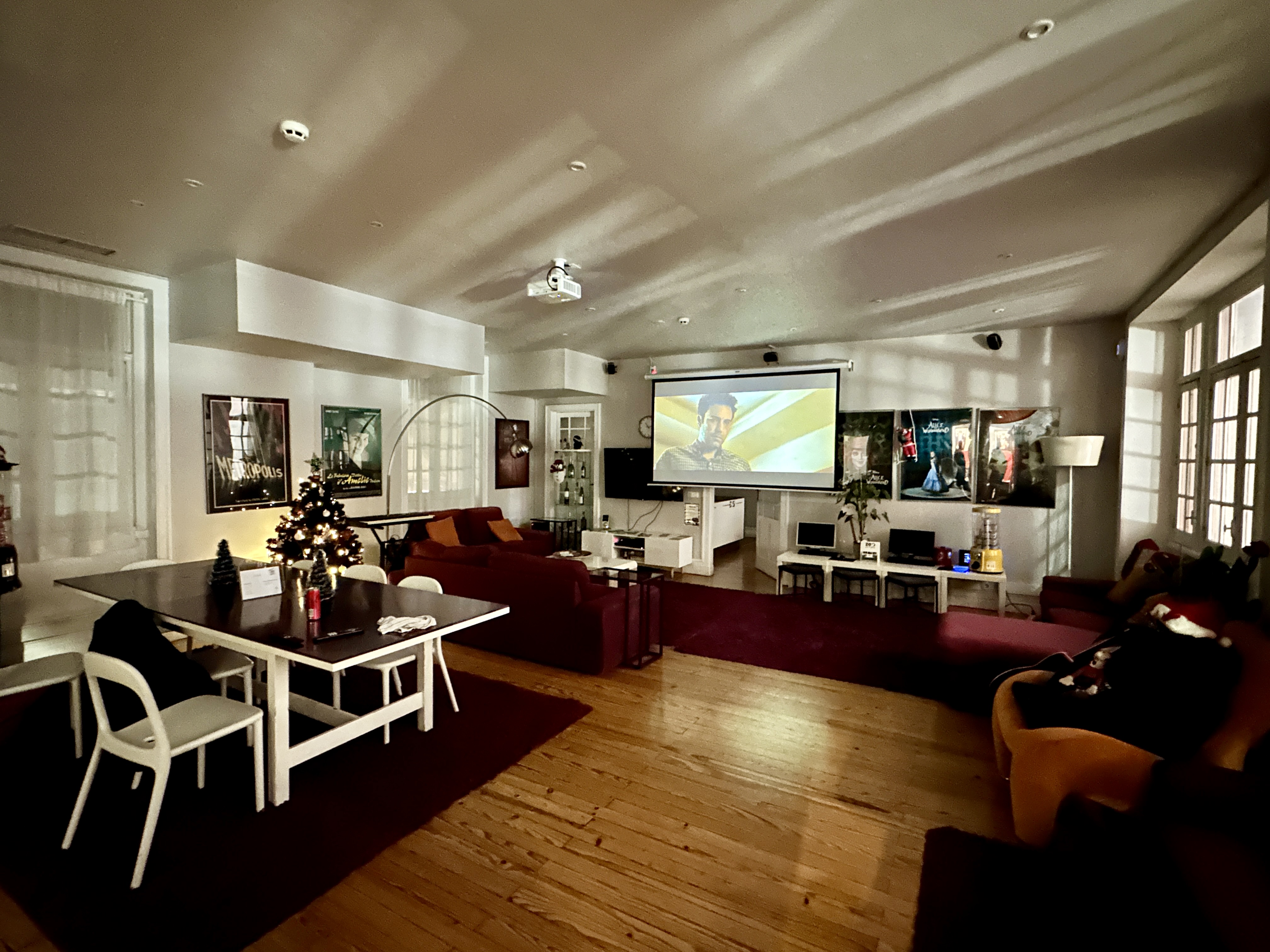 리볼리 시네마 호스텔 로비