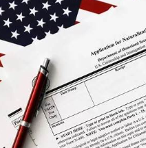 시민권 신청 자격 요건과 기본 절차
필수 서류 목록 및 제출 시 주의사항
N-400 신청서 작성 팁과 온라인 제출 방법
시민권 인터뷰 및 시험 준비 전략
2025년부터 강화된 신원조사 방식
신청자에게 미치는 영향과 추천서 준비 팁을 위한 글에 서류를 사인하는 그림