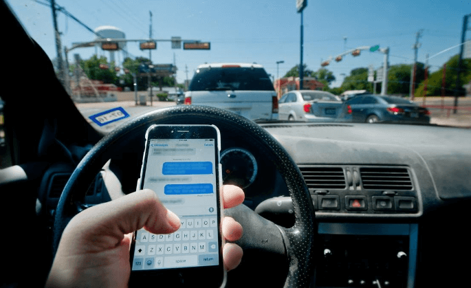 운전중 핸드폰 사용하는 사람