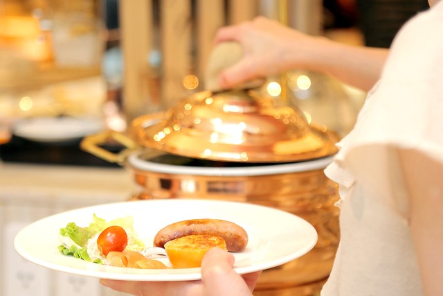 요리를 고르는 모습