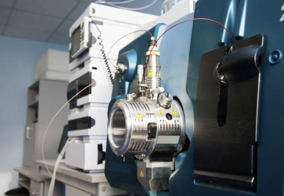 Targeted vs. Untargeted Metabolomics: 제약사의 선택 기준