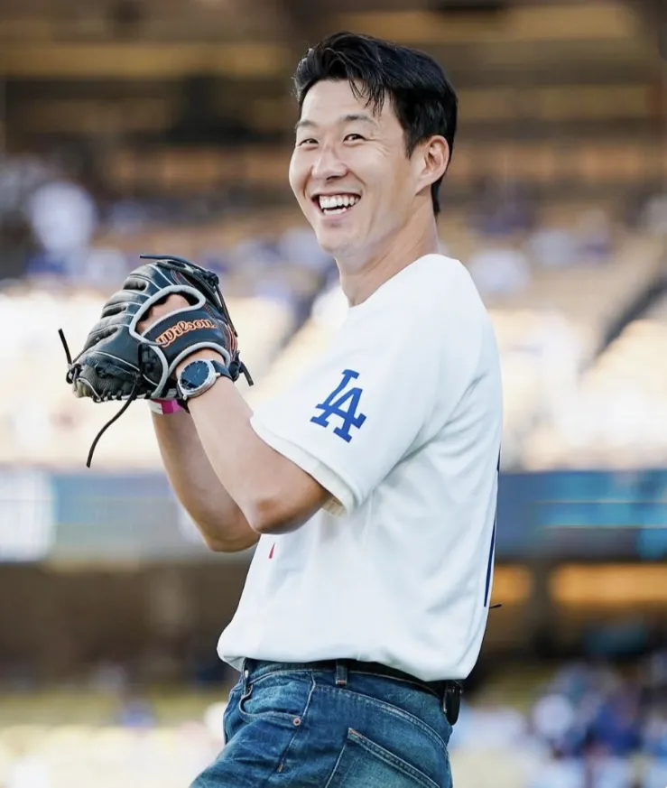 손흥민 시구&amp;#44; 뷔 시구&amp;#44; MLB 시구&amp;#44; 메이저리그 시구&amp;#44; 손흥민 MLB&amp;#44; 뷔 MLB&amp;#44; 다저스타디움 시구&amp;#44; 양키스타디움 시구&amp;#44; MLB 시구 비교&amp;#44; 시구 레전드&amp;#44; MLB 역대 시구&amp;#44; 조지 부시 시구&amp;#44; 버락 오바마 시구&amp;#44; 50센트 시구&amp;#44; 시모네 바일스 시구&amp;#44; 유현진 배지현 시구&amp;#44; K스타 시구&amp;#44; 한류 스타 시구&amp;#44; MLB 팬 서비스&amp;#44; 뷔 손흥민 브로맨스&amp;#44; 뷔 팬 서비스&amp;#44; 손흥민 글로벌 인기&amp;#44; K팝 메이저리그 진출&amp;#44; 메이저리그 한류&amp;#44; MLB 문화 마케팅&amp;#44; 스포츠 퍼포먼스&amp;#44; 한국 연예인 시구&amp;#44; 손흥민 뷔 직캠&amp;#44; 시구 레전드 영상