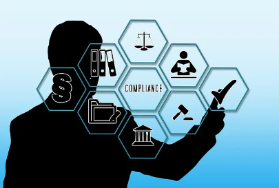 홀로 전자소송을 진행하며 많은 버튼을 보면 어떤것을 누를것인지 망설이고 있는 사람이미지