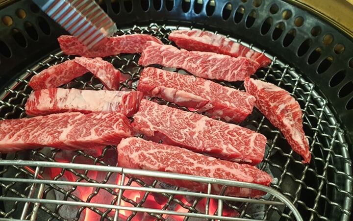 숯불위의 고기