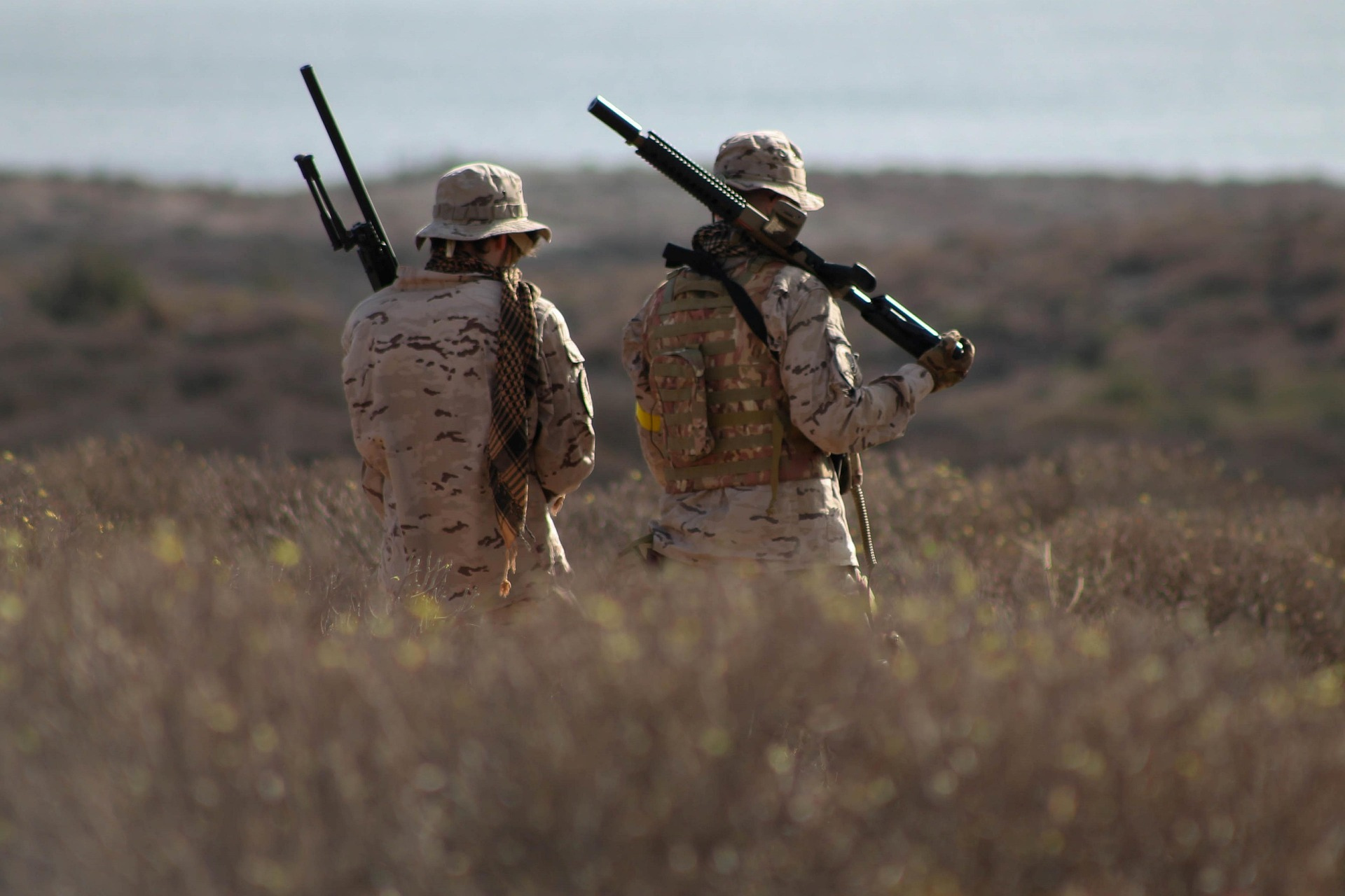 총들고 있는 군인 사진