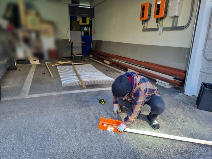 바닥에-앉아-나무각재-자르기