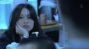 SPEC의 여자주인공이 턱을 괴고 있는 모습