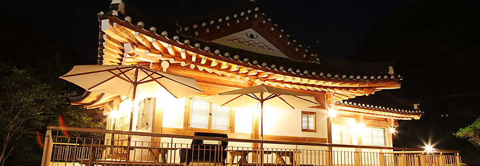 기와집풍경 펜션 야간 모습
