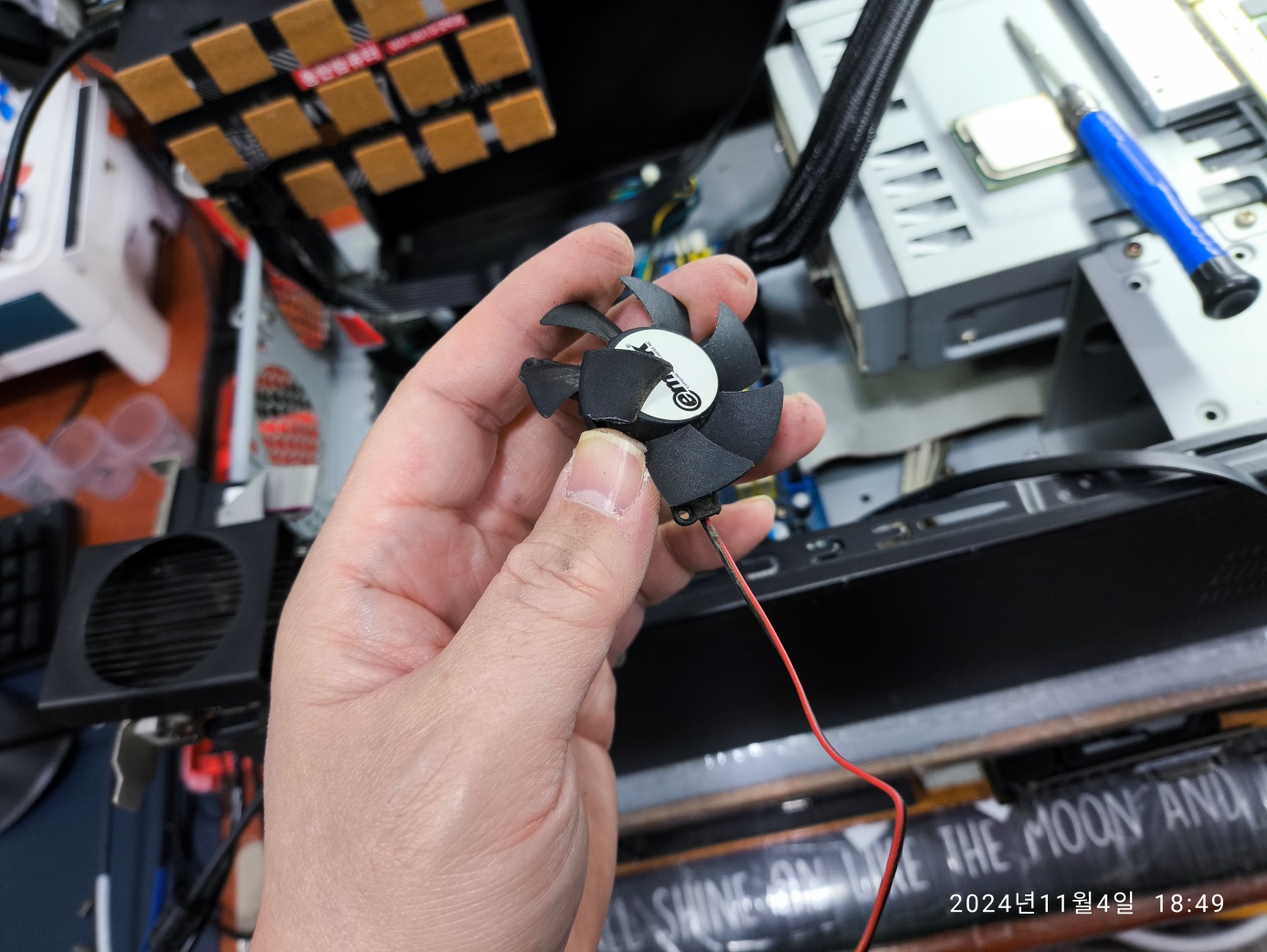 그래픽카드 팬 불량으로 중고 그래픽카드로 대체했습니다.